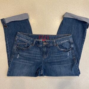 Elle distressed cuffed denim jean capris size 8.